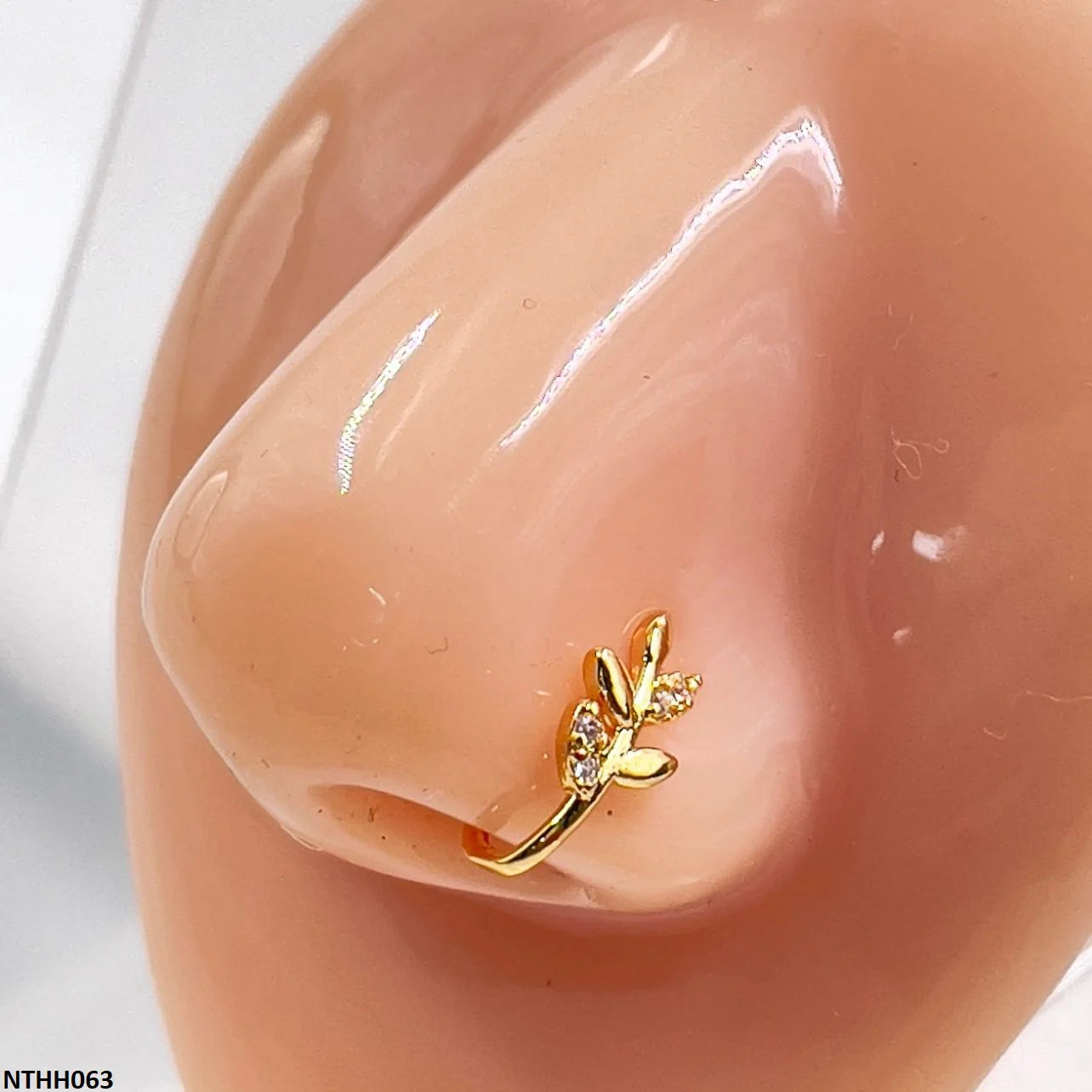 NTHH063 XYL Leaf Nose Pin